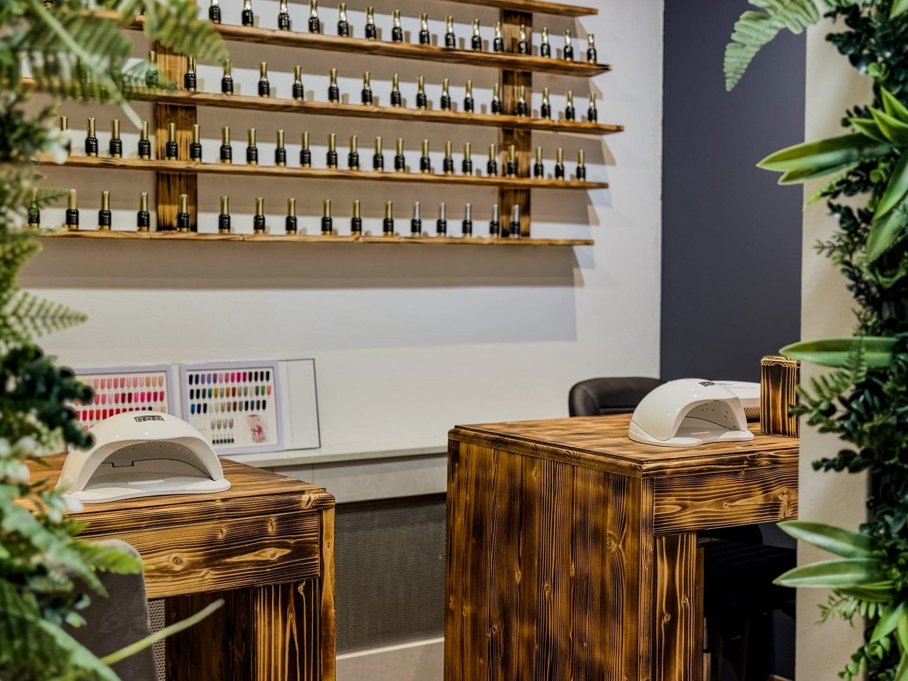 Nageltische in einem Wiener Salon