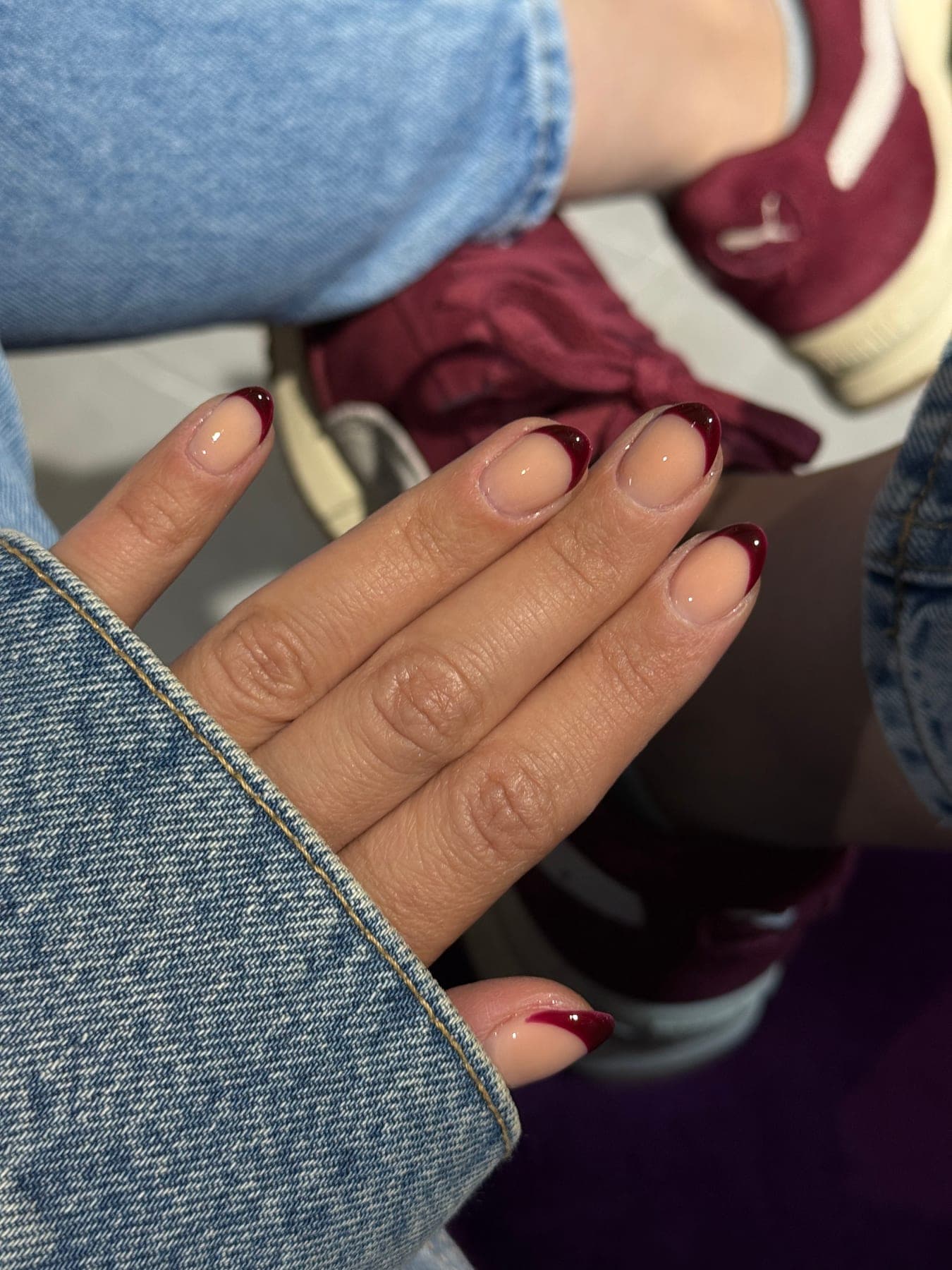 Nude-Nägel mit roter French-Spitze