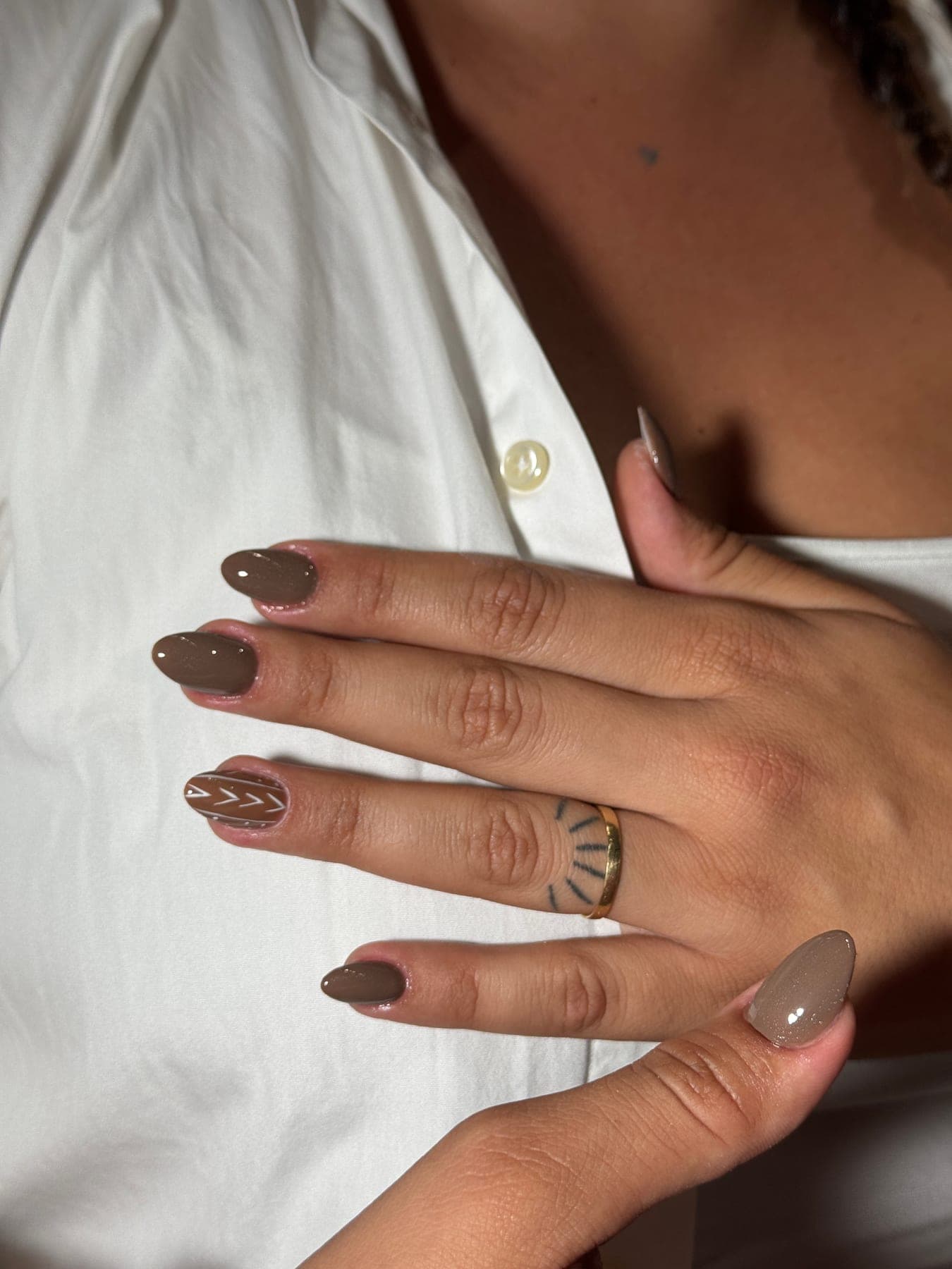 Taupe nails with a fine leaf design